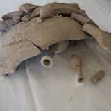 Nel �museo� sono presenti anche piccole ampolle cilindriche coperte da spessi cocci ceramici